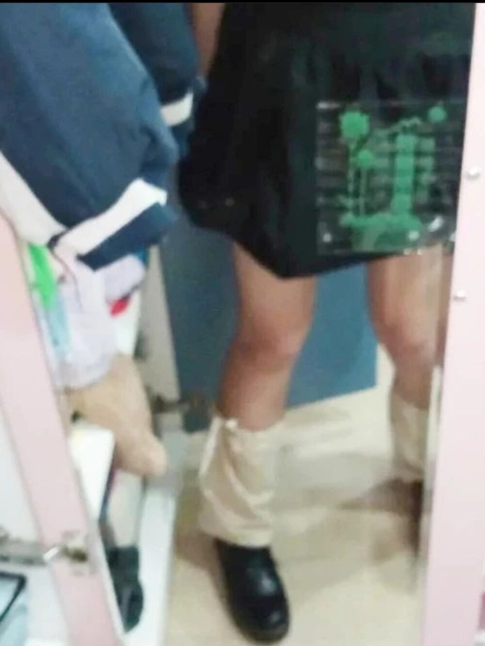 ベージュ系のその他トップス、ベージュ系のタイツ/ストッキングを着用したレディースの春コーディネートの2枚目の写真