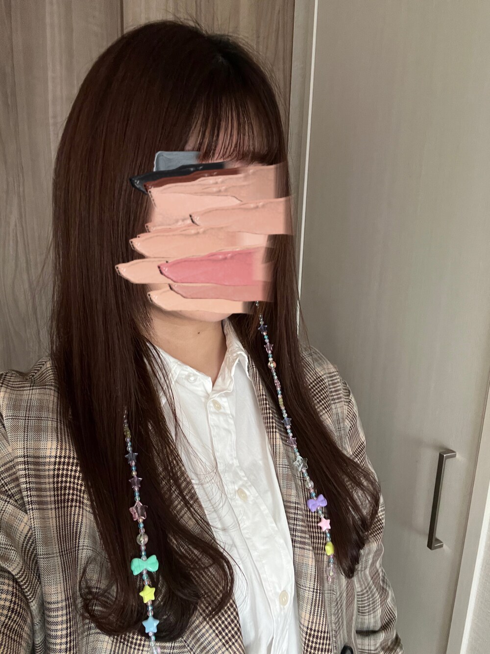 ホワイト系のシャツ/ブラウス、ブラウン系のテーラードジャケット、ブルー系のデニムスカートを着用したレディースの春コーディネートの5枚目の写真