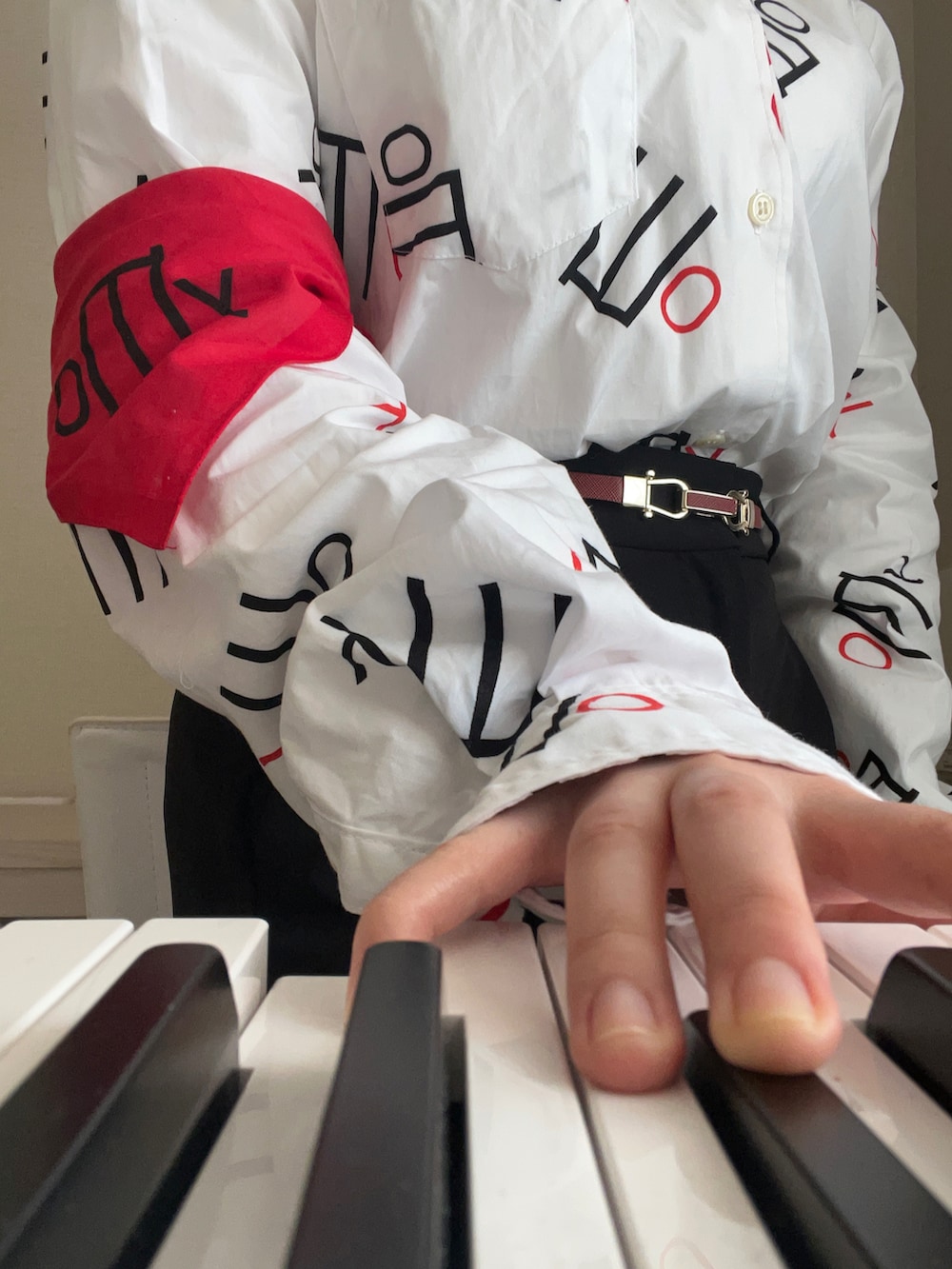 ホワイト系のシャツ/ブラウス、ブラック系のパンツ、ブラック系のパンプスを着用したレディースの春コーディネートの5枚目の写真