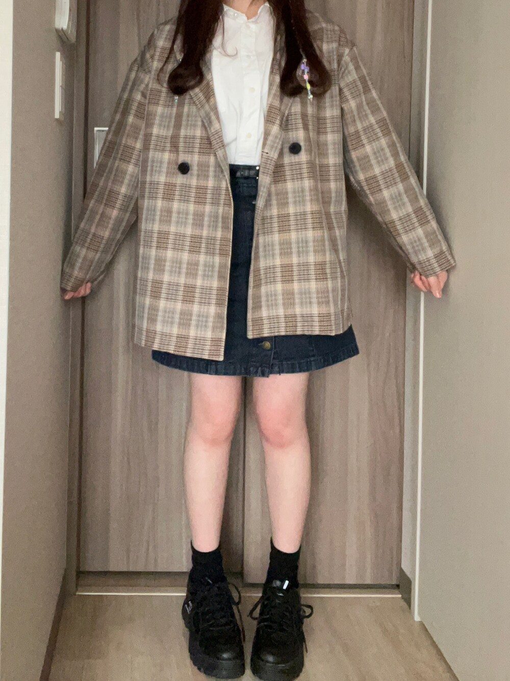 ホワイト系のシャツ/ブラウス、ブラウン系のテーラードジャケット、ブルー系のデニムスカートを着用したレディースの春コーディネートの2枚目の写真