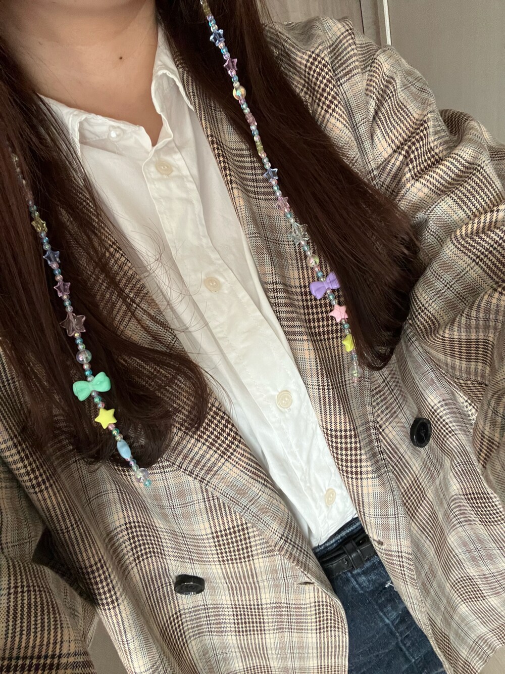 ホワイト系のシャツ/ブラウス、ブラウン系のテーラードジャケット、ブルー系のデニムスカートを着用したレディースの春コーディネートの4枚目の写真