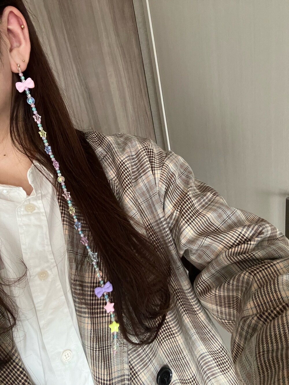 ホワイト系のシャツ/ブラウス、ブラウン系のテーラードジャケット、ブルー系のデニムスカートを着用したレディースの春コーディネートの3枚目の写真