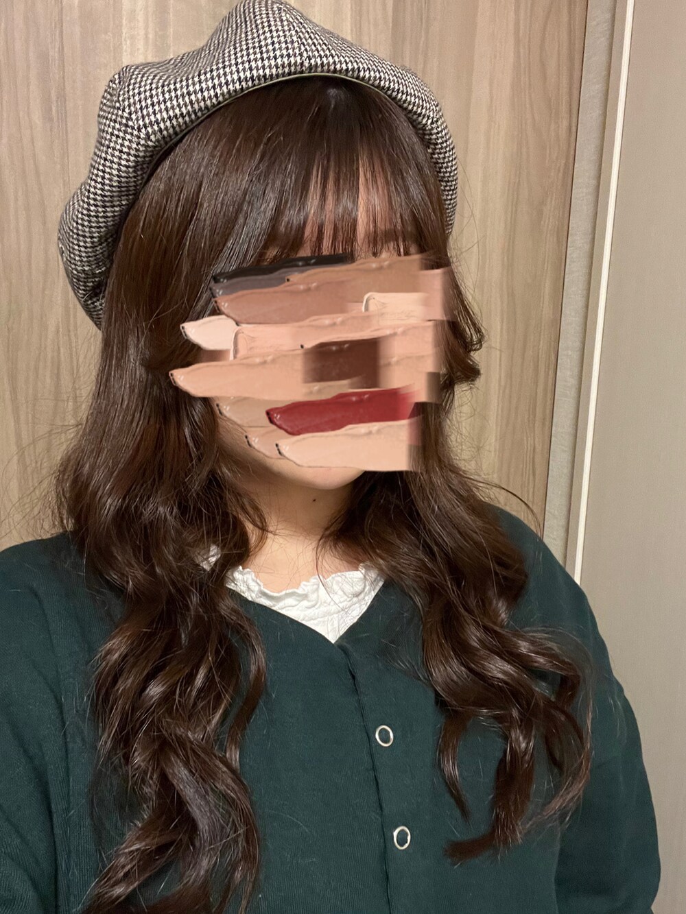 ホワイト系のシャツ/ブラウス、グリーン系のカーディガン/ボレロ、ブラウン系のスカートを着用したレディースの春コーディネートの3枚目の写真