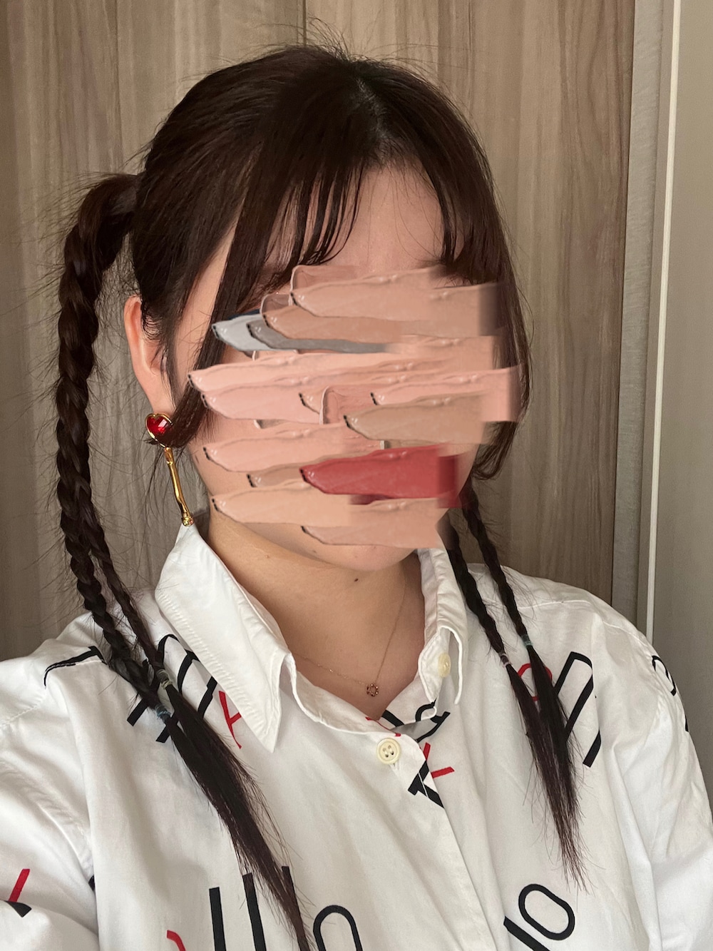 ホワイト系のシャツ/ブラウス、ブラック系のパンツ、ブラック系のパンプスを着用したレディースの春コーディネートの4枚目の写真