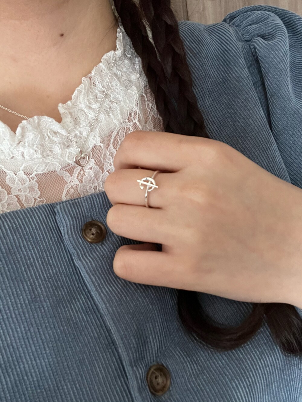 ブラック系のパンツ、ブラック系のブーツ、ブルー系のトップスを着用したレディースの冬コーディネートの4枚目の写真