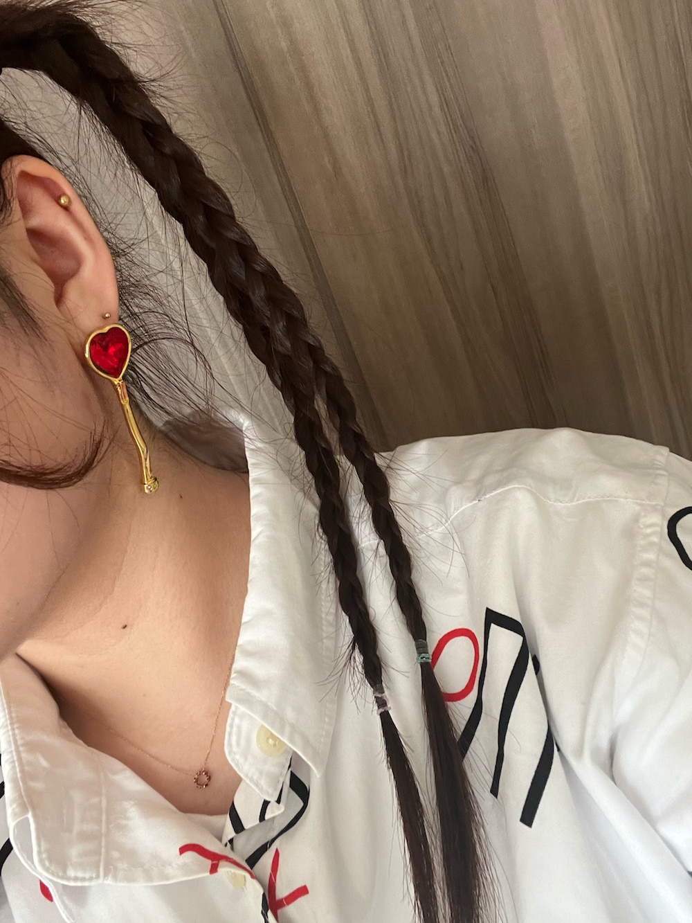 ホワイト系のシャツ/ブラウス、ブラック系のパンツ、ブラック系のパンプスを着用したレディースの春コーディネートの3枚目の写真