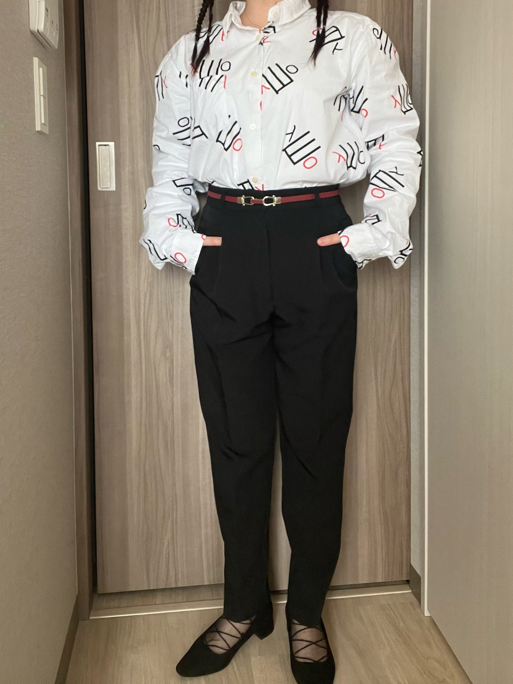 ホワイト系のシャツ/ブラウス、ブラック系のパンツ、ブラック系のパンプスを着用したレディースの春コーディネートの2枚目の写真
