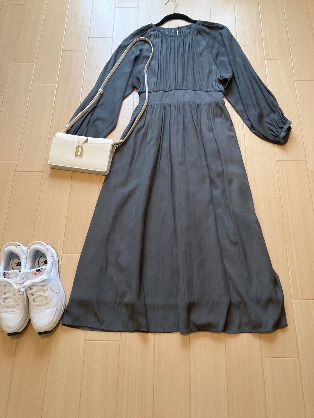 ホワイト系のショルダーバッグを着用したレディースの春コーディネートの2枚目の写真