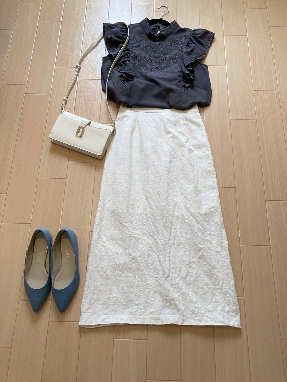 ホワイト系のショルダーバッグを着用したレディースの夏コーディネートの2枚目の写真