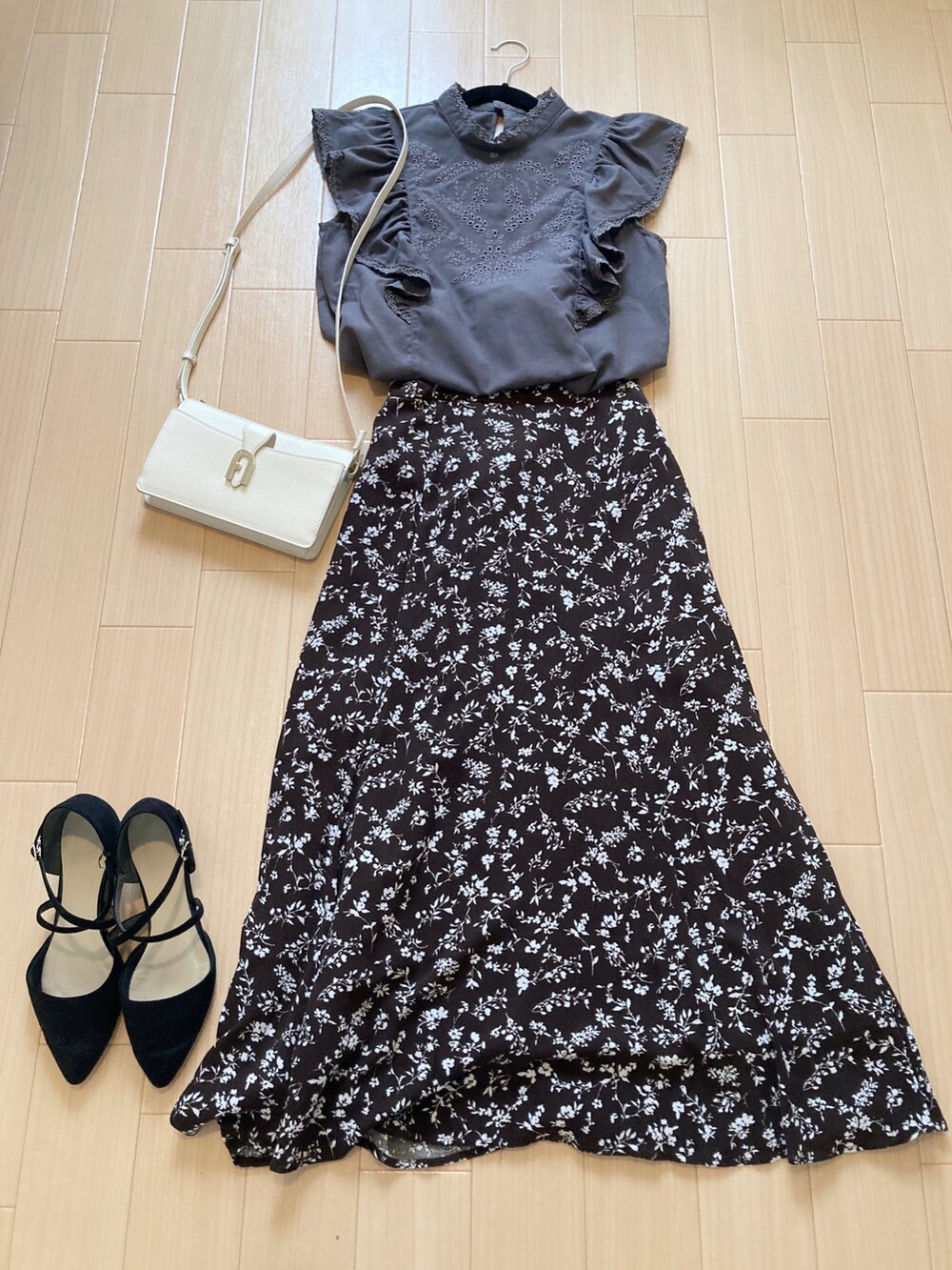 ホワイト系のショルダーバッグを着用したレディースの夏コーディネートの2枚目の写真