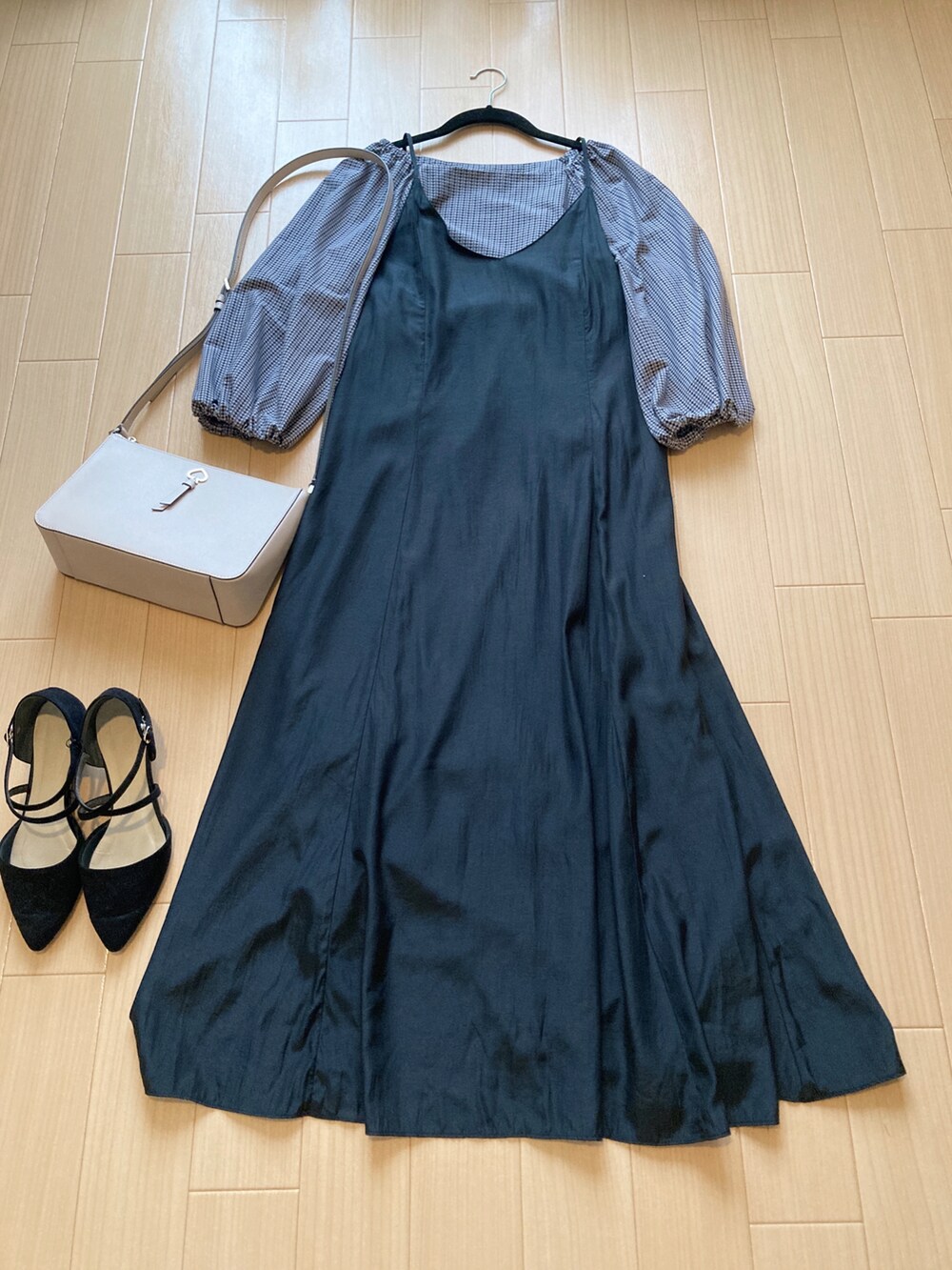 ホワイト系のショルダーバッグを着用したレディースの春コーディネートの2枚目の写真