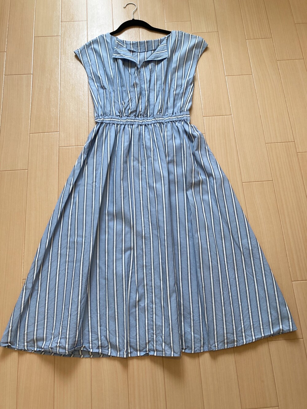 ブルー系のワンピースを着用したレディースの夏コーディネートの2枚目の写真