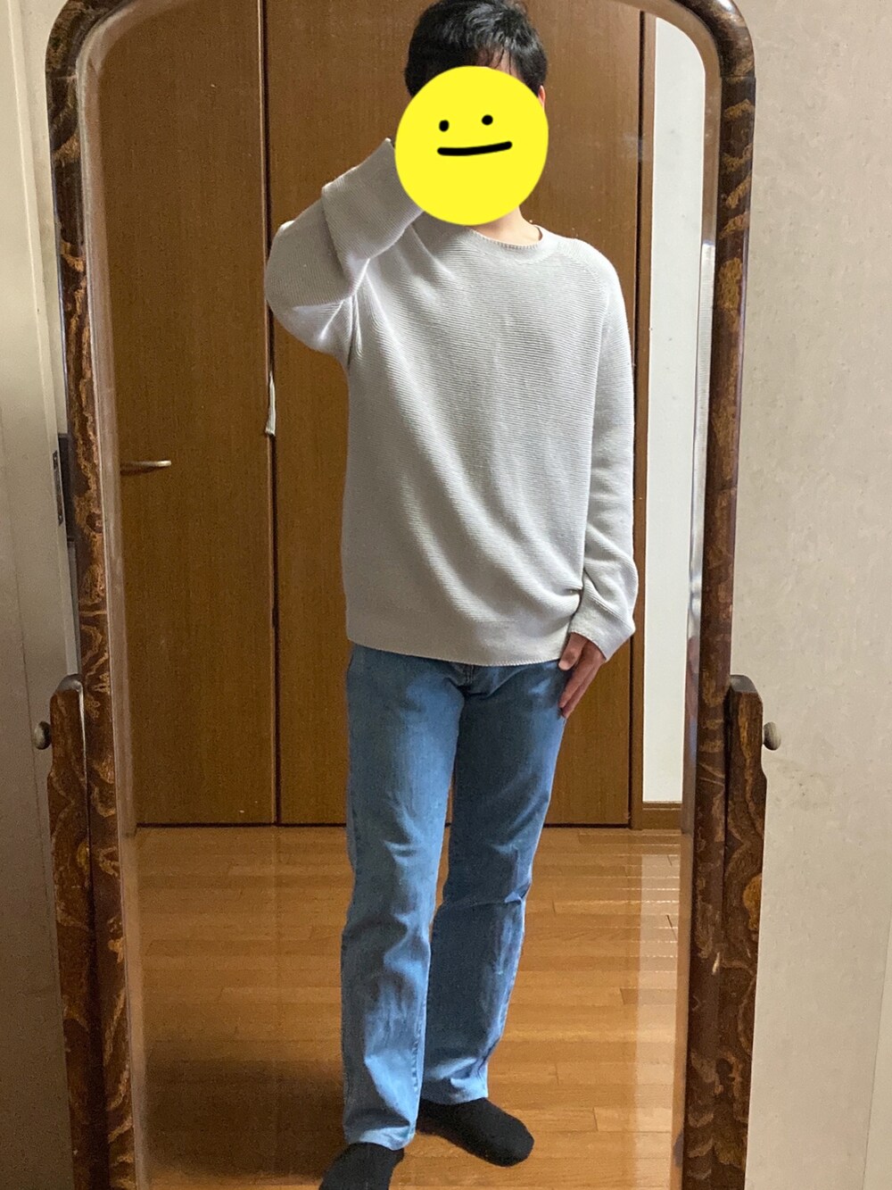 グリーン系のスラックス、グレー系のニット/セーターを着用したメンズの春コーディネートの2枚目の写真