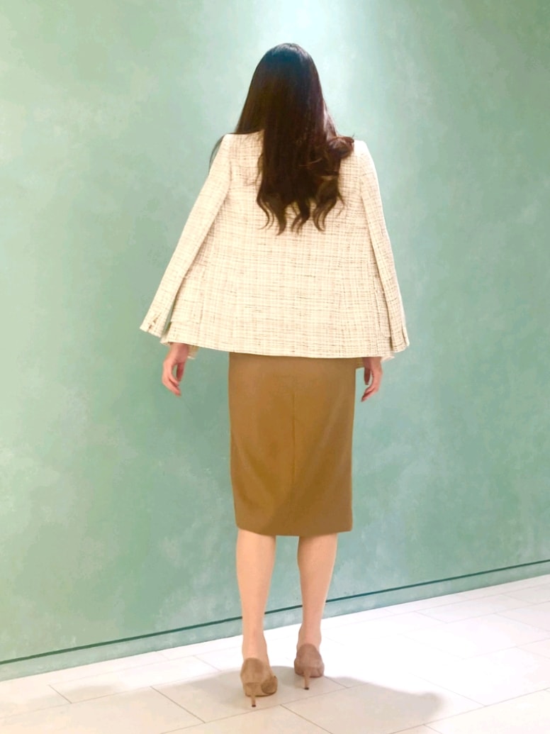 ホワイト系のシャツ/ブラウス、ホワイト系のテーラードジャケット、ブラウン系のスカートを着用したレディースの秋コーディネートの3枚目の写真