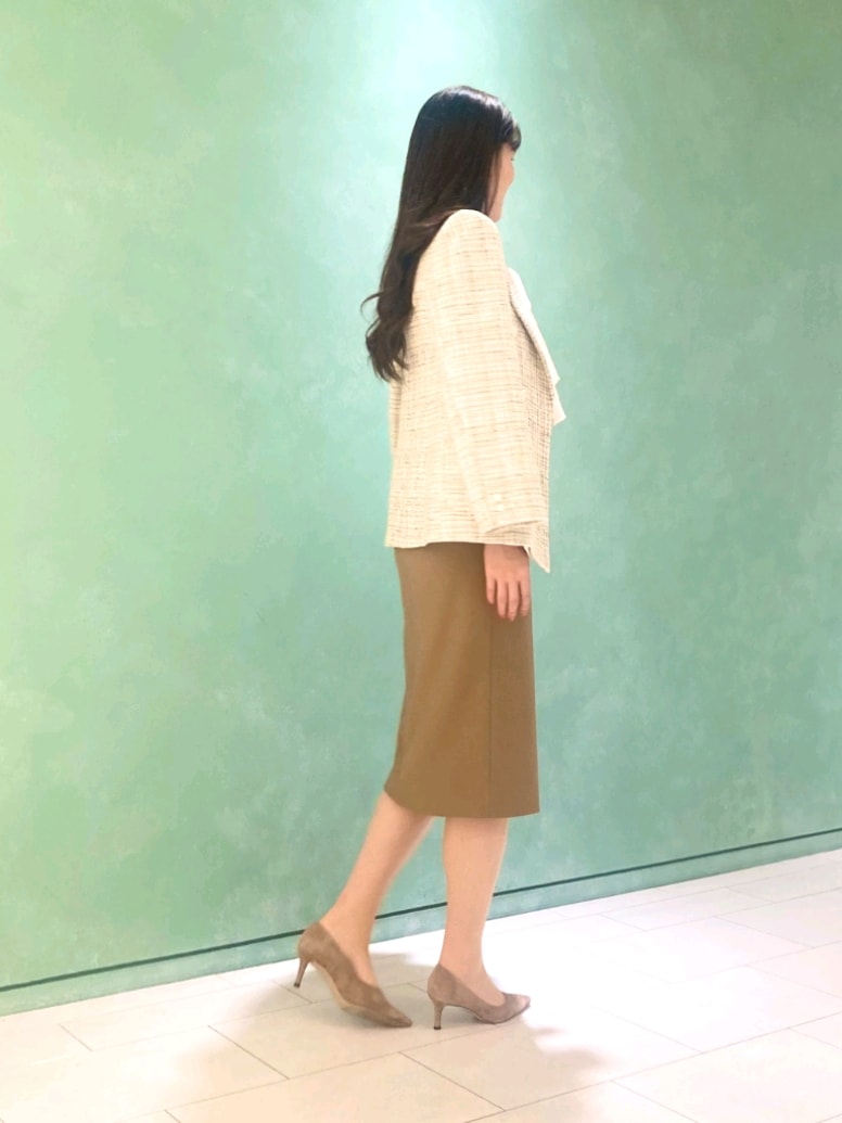 ホワイト系のシャツ/ブラウス、ホワイト系のテーラードジャケット、ブラウン系のスカートを着用したレディースの秋コーディネートの2枚目の写真