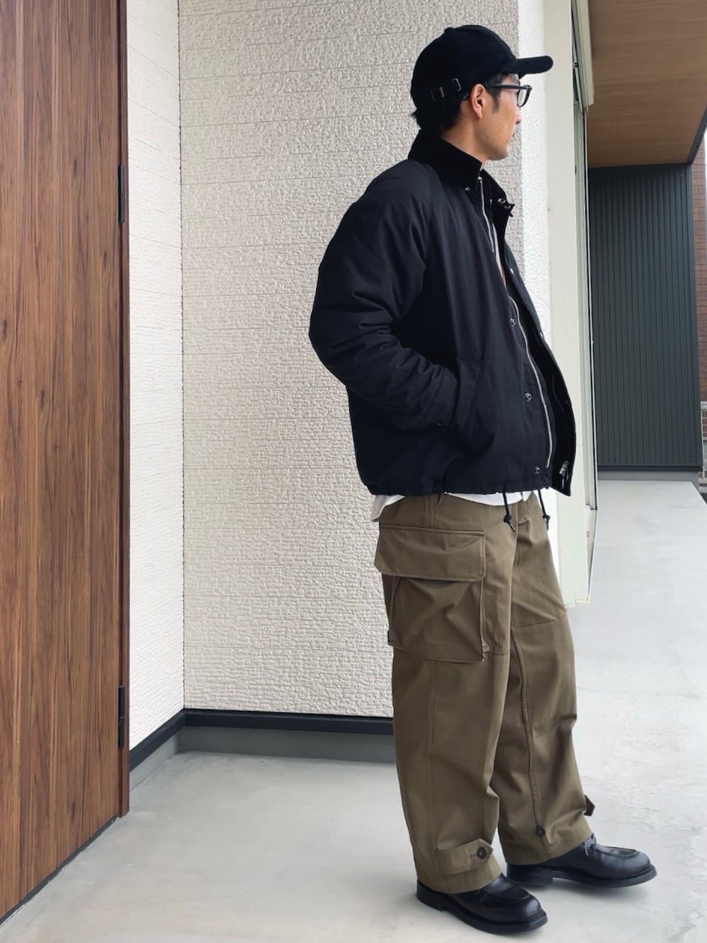 「ファッションを楽しもう、休日スタイル、シンプルスタイル、オトナカジュアル、冬コーデ、お洒落さんとつながりたい、メガネ男子、低身長コーデ、キャップ、ニット、コーデュロイ、ハンティングジャケット、カーゴパンツ、革靴、HARROGATE」｜「Handmadeのアイテム（財布、ブラウン系）」を使った、kmtkcさん（メンズ・161cm）の秋コーディネートの2枚目の写真