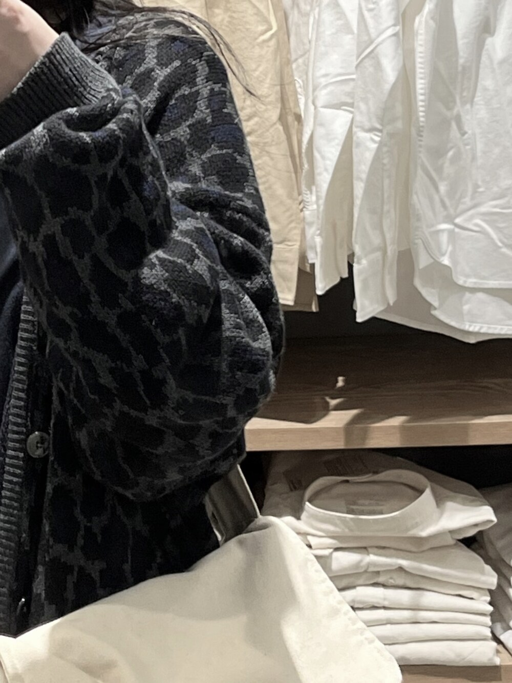 グレー系のスラックス、ブラック系のカーディガン/ボレロ、ブルー系のTシャツ/カットソーを着用したレディースの春コーディネートの3枚目の写真