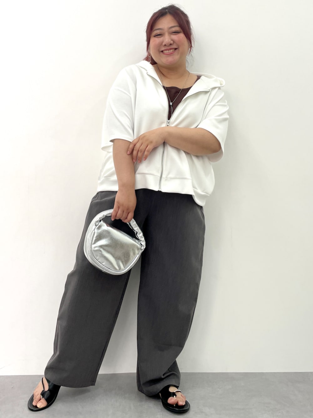 「大きいサイズレディースファッション、モデル、ぽっちゃり、366BASIC、カジュアル、夏コーデ、150cm台コーデ」｜「nissenのひんやり柔らかダンボールニット５分袖ゆるシルエットパーカー（接触冷感・吸汗速乾）＜大きいサイズ有＞（パーカー、ホワイト系）」を使った、SMILE LAND（スマイルランド）さん（レディース・155cm）の夏コーディネートの5枚目の写真