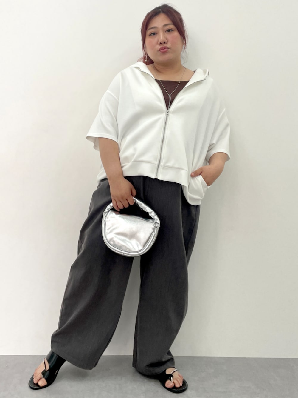 「大きいサイズレディースファッション、モデル、ぽっちゃり、366BASIC、カジュアル、夏コーデ、150cm台コーデ」｜「nissenのひんやり柔らかダンボールニット５分袖ゆるシルエットパーカー（接触冷感・吸汗速乾）＜大きいサイズ有＞（パーカー、ホワイト系）」を使った、SMILE LAND（スマイルランド）さん（レディース・155cm）の夏コーディネートの2枚目の写真