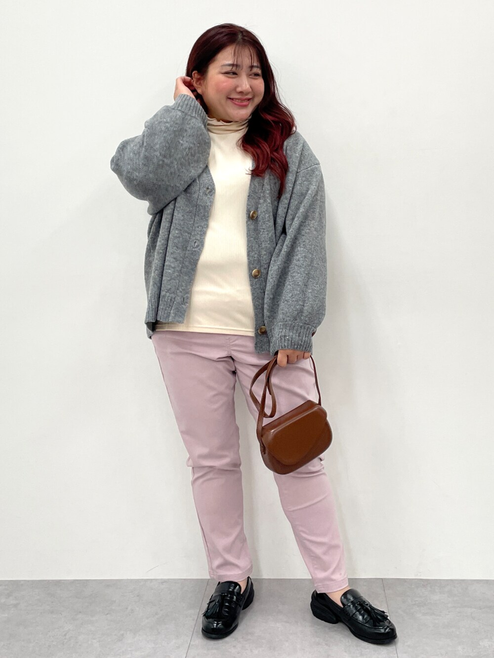 ピンク系のパンツ、グレー系のカーディガン/ボレロ、ホワイト系のTシャツ/カットソーを着用したレディースの冬コーディネートの2枚目の写真