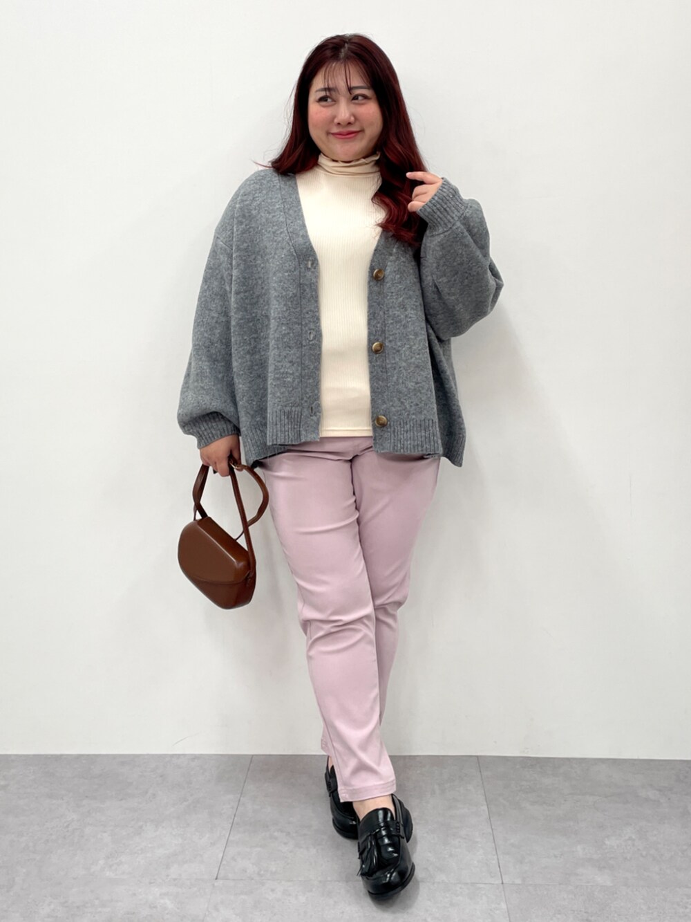 ピンク系のパンツ、グレー系のカーディガン/ボレロ、ホワイト系のTシャツ/カットソーを着用したレディースの冬コーディネートの3枚目の写真