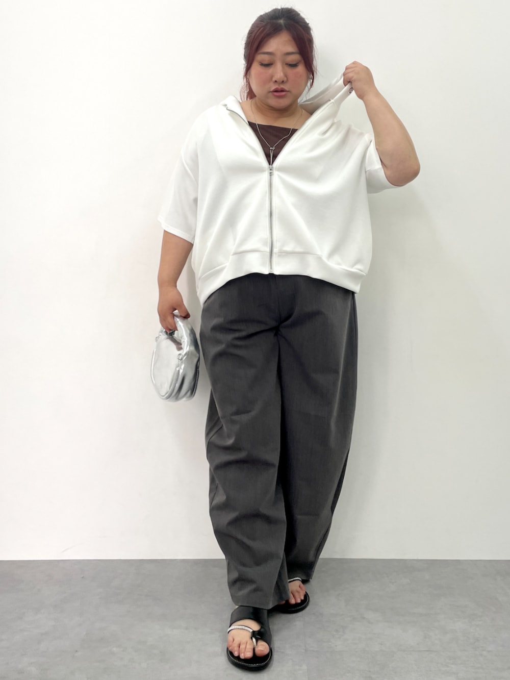 「大きいサイズレディースファッション、モデル、ぽっちゃり、366BASIC、カジュアル、夏コーデ、150cm台コーデ」｜「nissenのひんやり柔らかダンボールニット５分袖ゆるシルエットパーカー（接触冷感・吸汗速乾）＜大きいサイズ有＞（パーカー、ホワイト系）」を使った、SMILE LAND（スマイルランド）さん（レディース・155cm）の夏コーディネートの4枚目の写真