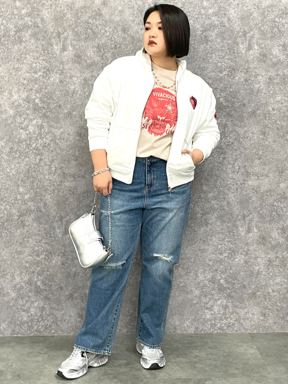 「大きいサイズレディースファッション、モデル、ぽっちゃり、GEVS.、カジュアル、夏コーデ、160cm台コーデ、25初夏イベントコーデ_ぽっちゃり」｜「GEVS.の綿100％ストロベリープリントジップアップパーカー＜大きいサイズ有＞GEVS.（パーカー、ホワイト系）」を使った、SMILE LAND（スマイルランド）さん（レディース・163cm）の春コーディネートの2枚目の写真