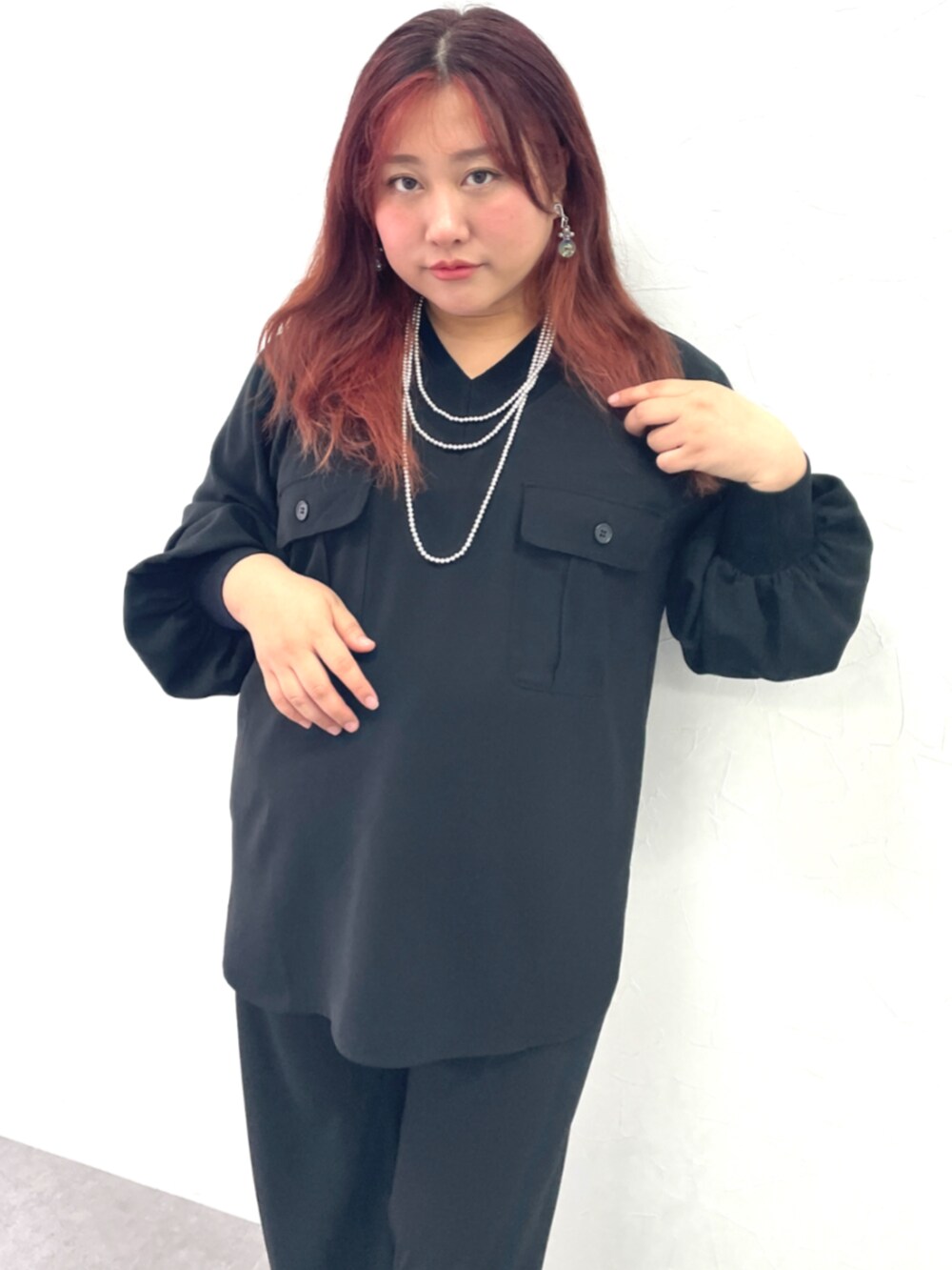 ブラック系のシャツ/ブラウス、ブラック系のその他パンツを着用したレディースの冬コーディネートの2枚目の写真