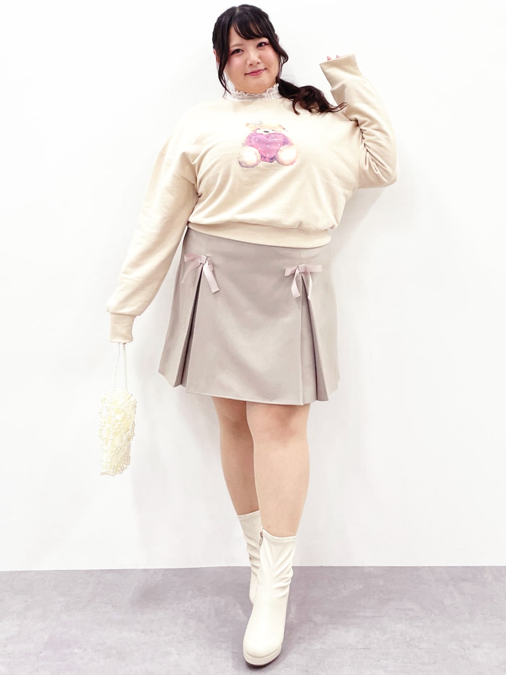 「大きいサイズレディースファッション、モデル、ぽっちゃり、marun、かわいい、秋コーデ、冬コーデ、150cm台コーデ」｜「marunの大きいサイズ リボンデザインスカート marun（スカート、ベージュ系）」を使った、SMILE LAND（スマイルランド）さん（レディース・157cm）の秋コーディネートの2枚目の写真