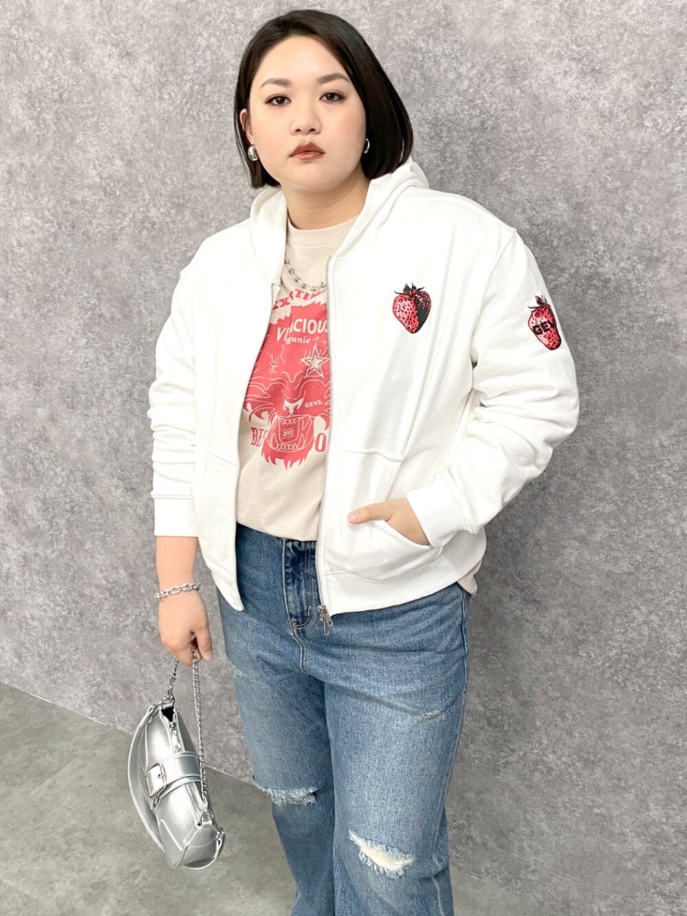 「大きいサイズレディースファッション、モデル、ぽっちゃり、GEVS.、カジュアル、夏コーデ、160cm台コーデ、25初夏イベントコーデ_ぽっちゃり」｜「GEVS.の綿100％ストロベリープリントジップアップパーカー＜大きいサイズ有＞GEVS.（パーカー、ホワイト系）」を使った、SMILE LAND（スマイルランド）さん（レディース・163cm）の春コーディネートの3枚目の写真