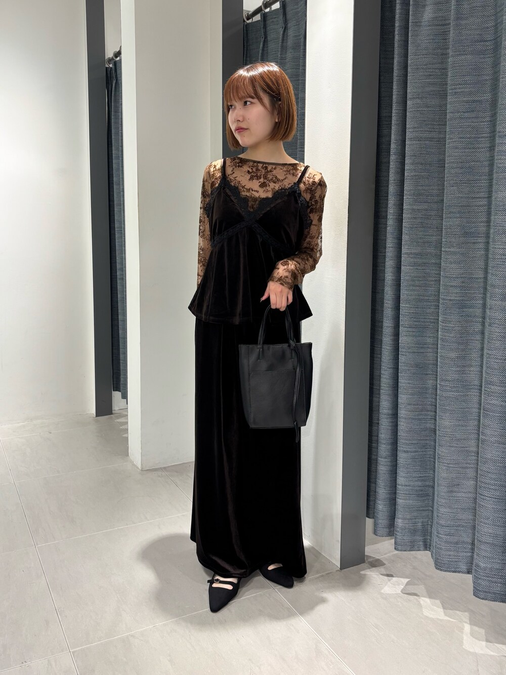ブラウン系のTシャツ/カットソー、ブラウン系のセットアップ、ブラック系のサンダルを着用したレディースの秋コーディネートの4枚目の写真