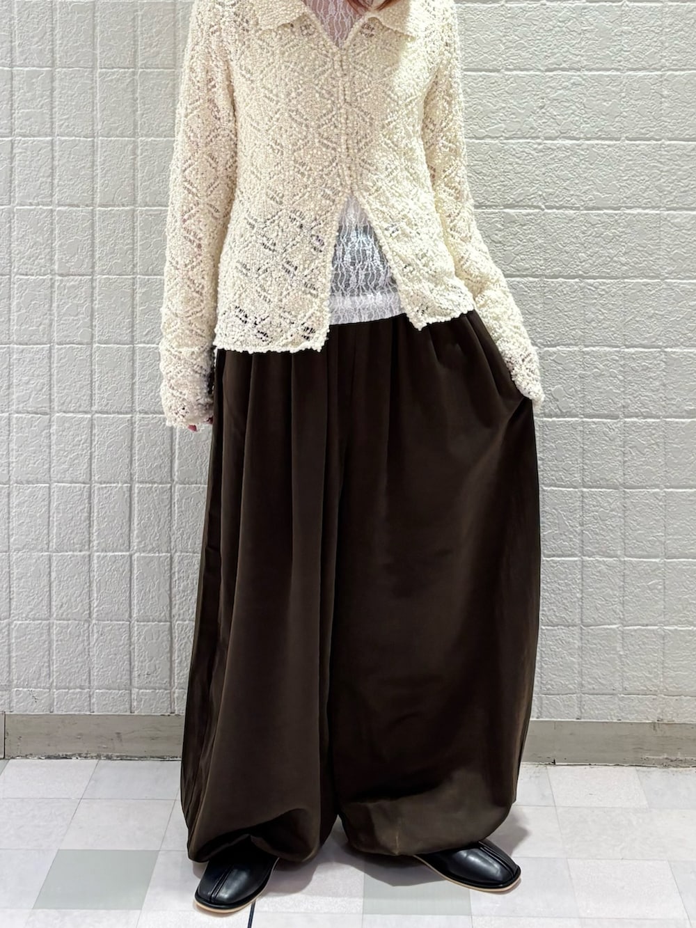 ホワイト系のニット/セーター、ホワイト系のTシャツ/カットソー、グリーン系のその他パンツを着用したレディースの冬コーディネートの4枚目の写真