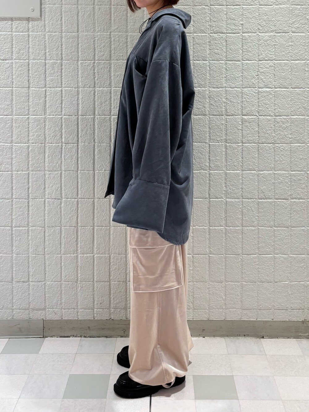グレー系のシャツ/ブラウス、ベージュ系のその他パンツ、シルバー系のネックレスを着用したレディースの秋コーディネートの2枚目の写真