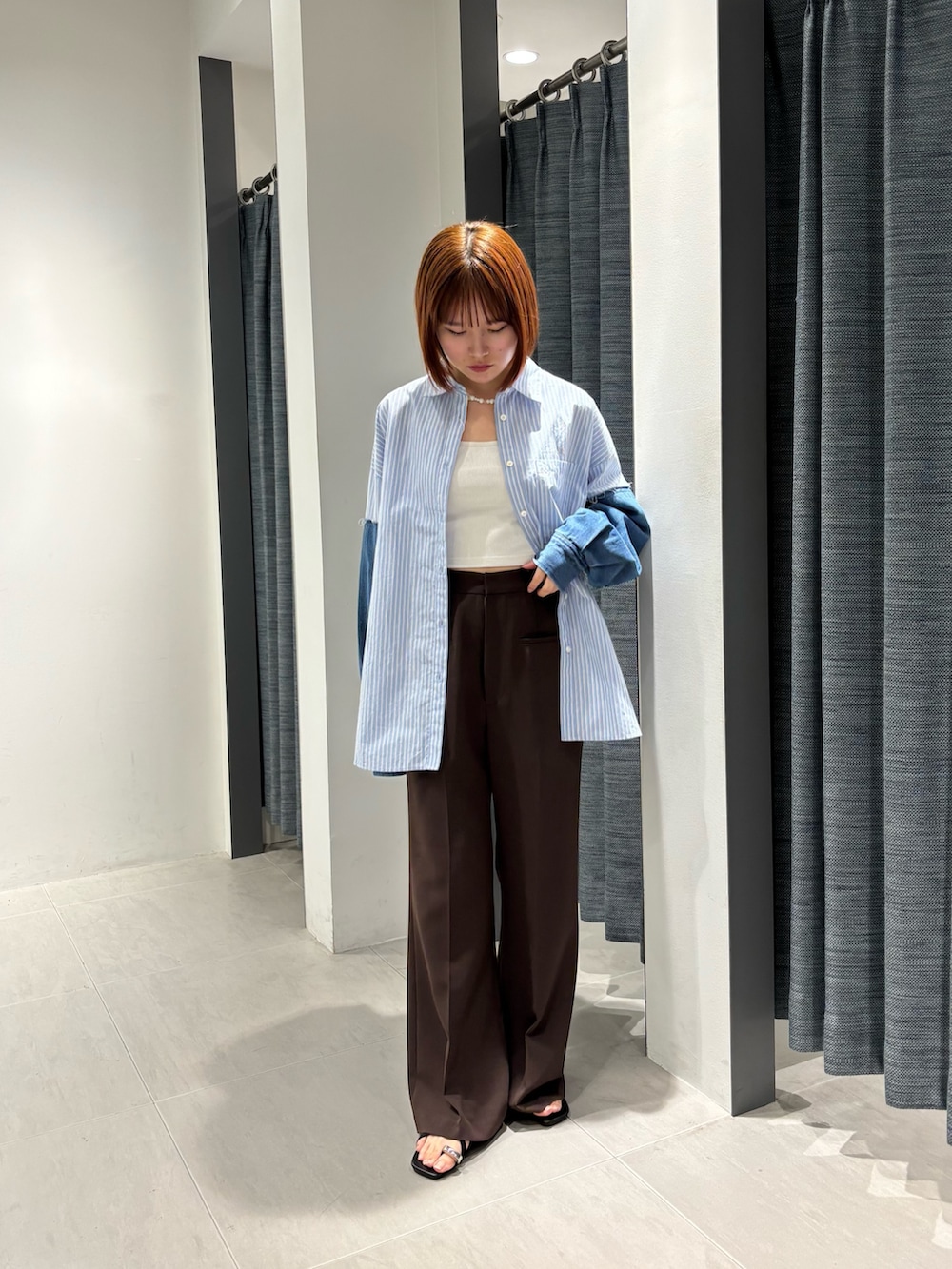 ブルー系のシャツ/ブラウス、ブラウン系のその他パンツを着用したレディースの夏コーディネートの3枚目の写真