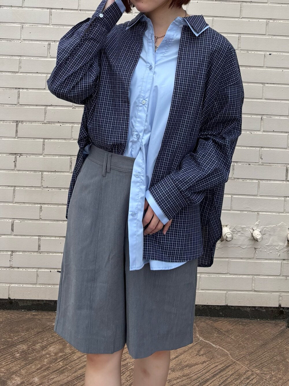 ブルー系のシャツ/ブラウス、グレー系のその他パンツ、ブラック系のブーツを着用したレディースの秋コーディネートの3枚目の写真