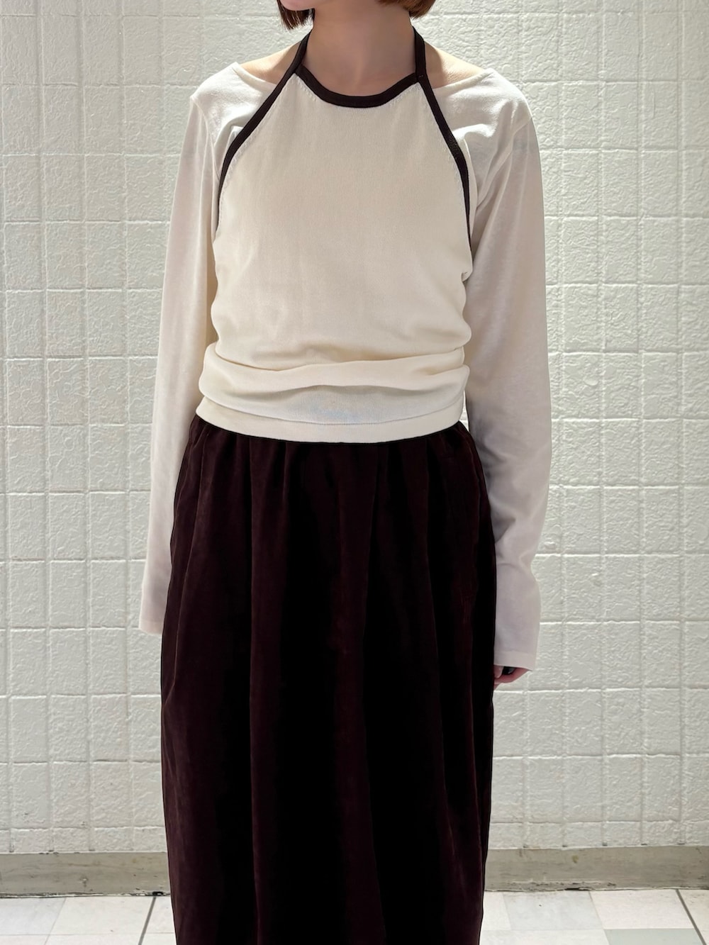 ホワイト系のTシャツ/カットソー、レッド系のその他パンツ、ブラック系のローファーを着用したレディースの春コーディネートの4枚目の写真