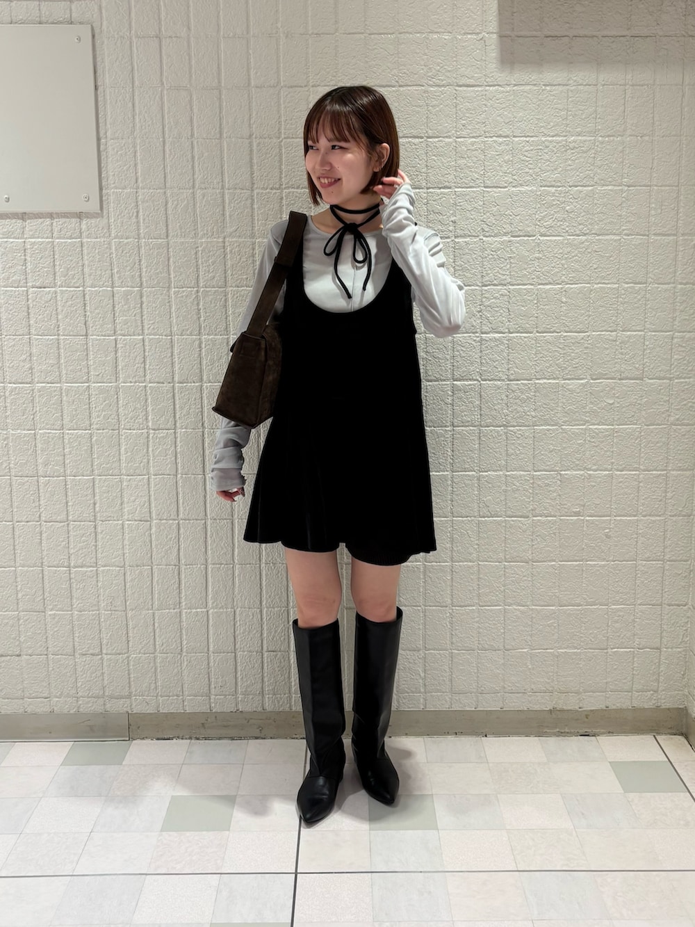 ブルー系のTシャツ/カットソー、ブラック系のワンピース、ブラウン系のショルダーバッグを着用したレディースの秋コーディネートの4枚目の写真