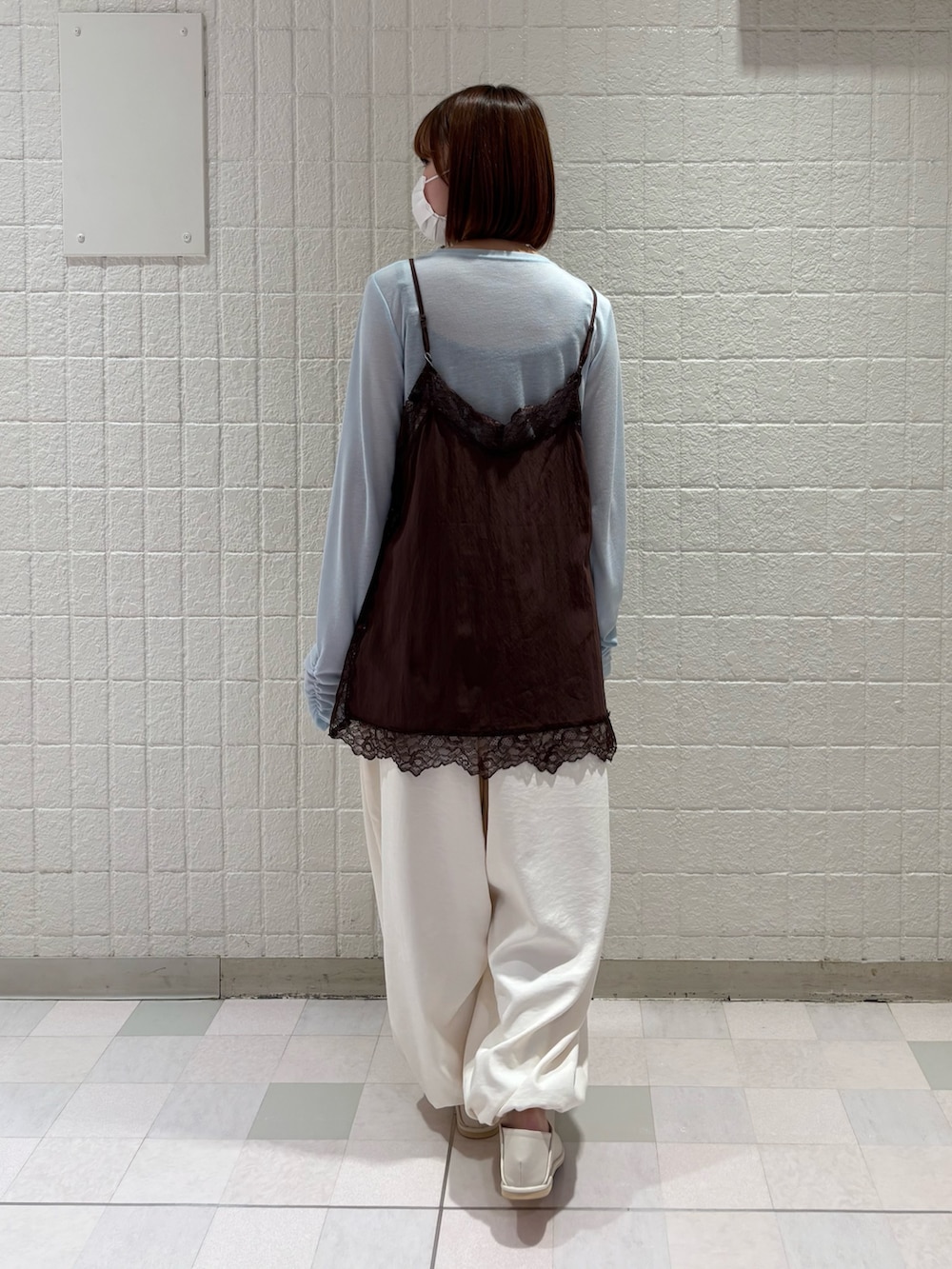 グレー系のTシャツ/カットソー、ホワイト系のその他パンツ、ブラウン系のキャミソールを着用したレディースの冬コーディネートの3枚目の写真