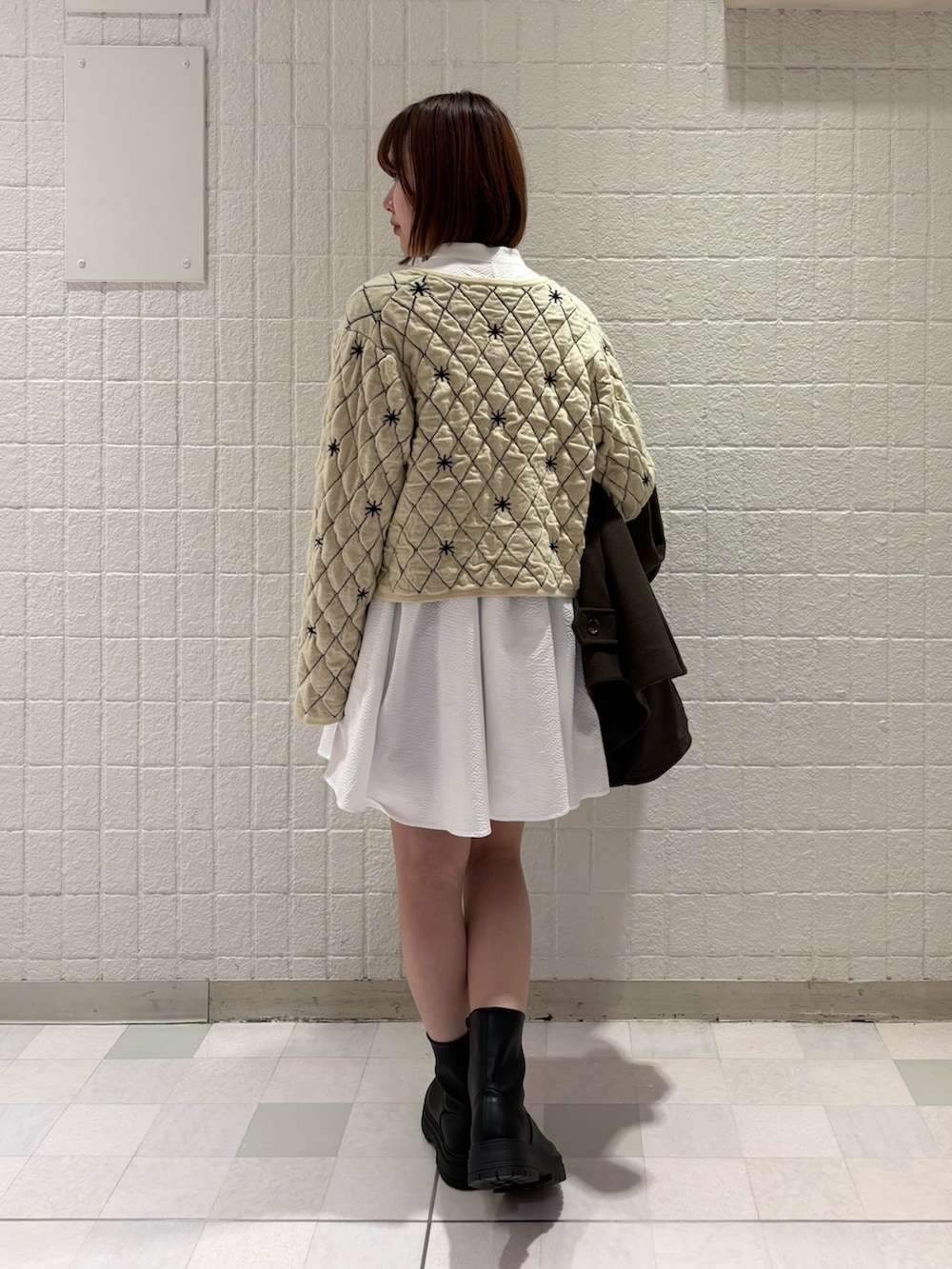 ブラウン系のその他アウター、ホワイト系のシャツ/ブラウス、ベージュ系のニット/セーターを着用したレディースの冬コーディネートの6枚目の写真