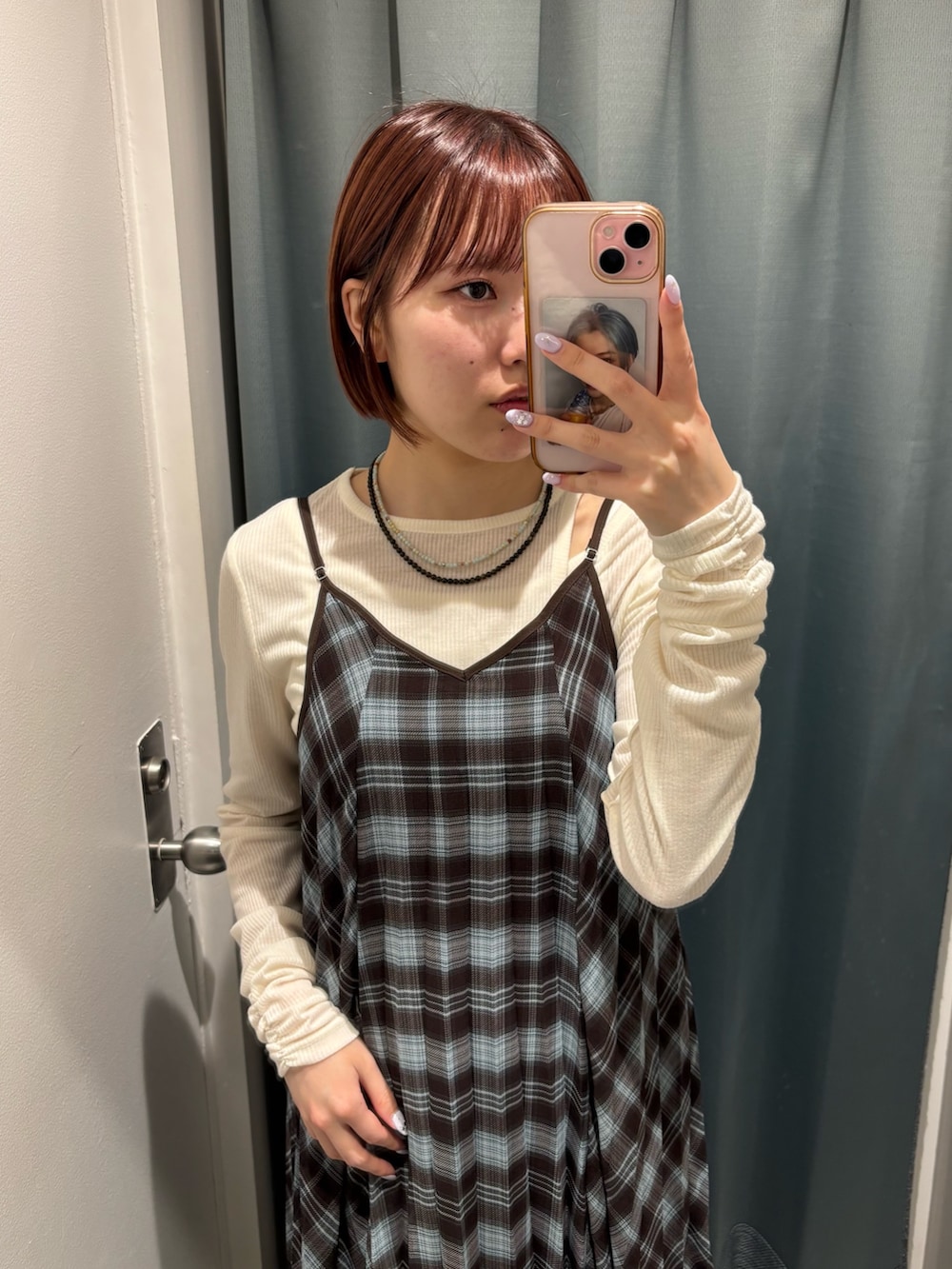ホワイト系のTシャツ/カットソー、ブラック系のショルダーバッグ、ブラウン系のワンピースを着用したレディースの春コーディネートの4枚目の写真