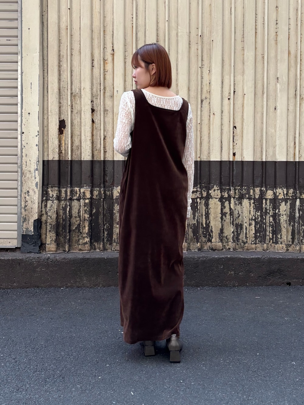 ホワイト系のTシャツ/カットソー、ブラウン系のワンピース、グリーン系のパンプスを着用したレディースの春コーディネートの2枚目の写真