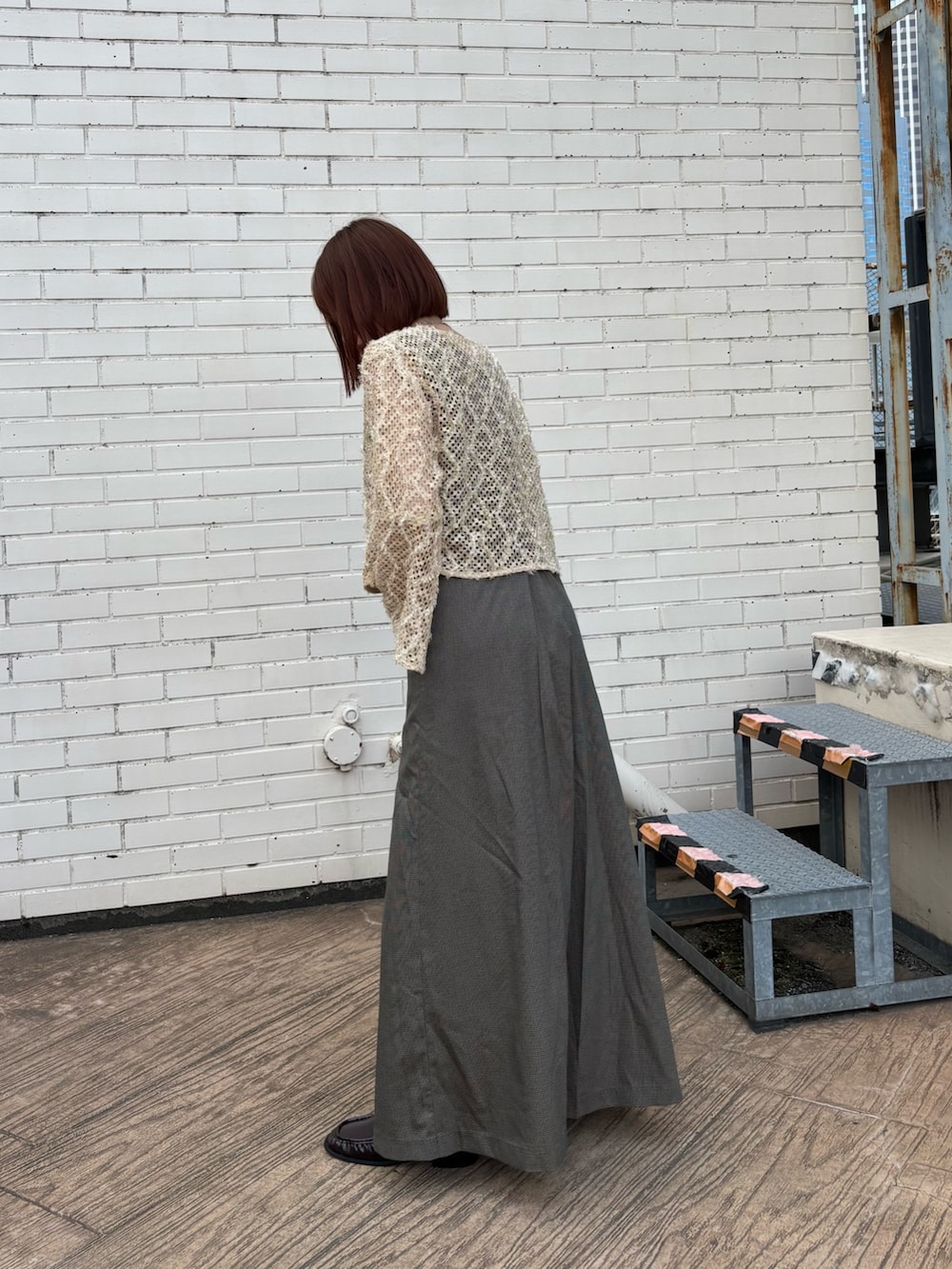 ベージュ系のカーディガン/ボレロ、ブラウン系のワンピース、ブラウン系のローファーを着用したレディースの秋コーディネートの2枚目の写真