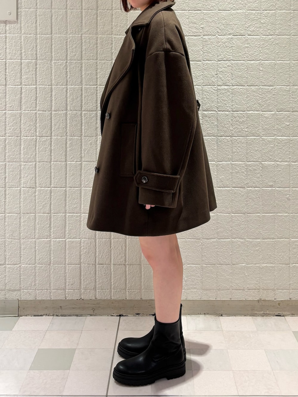 ブラウン系のその他アウター、ホワイト系のシャツ/ブラウス、ベージュ系のニット/セーターを着用したレディースの冬コーディネートの2枚目の写真