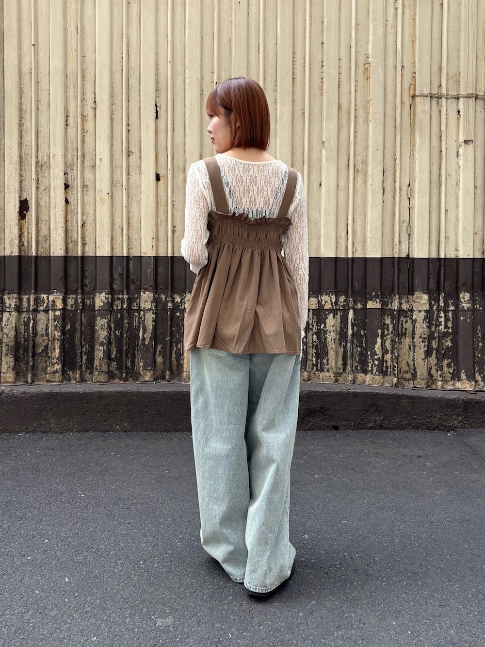 ホワイト系のTシャツ/カットソー、グリーン系のその他トップス、ブルー系のデニムパンツを着用したレディースの春コーディネートの3枚目の写真