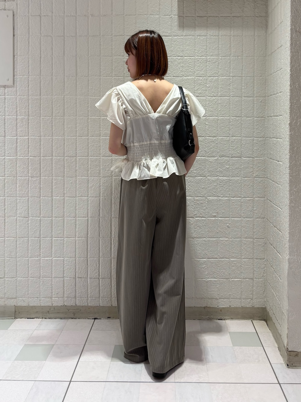 ホワイト系のシャツ/ブラウス、ブラウン系のその他パンツ、ブラック系のショルダーバッグを着用したレディースの夏コーディネートの3枚目の写真