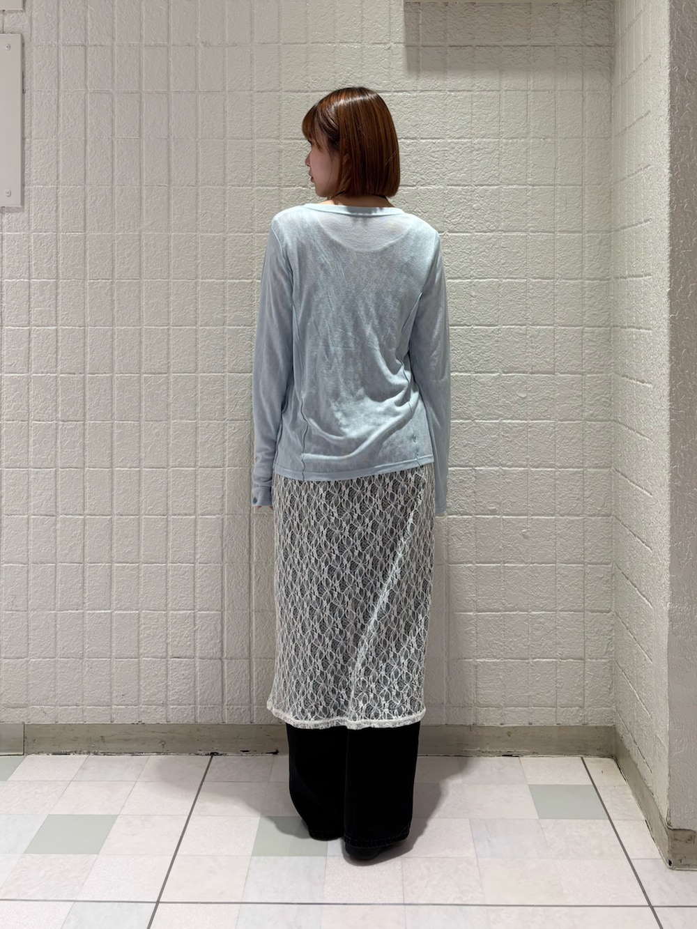 ブルー系のTシャツ/カットソー、ホワイト系のワンピース、ブラック系のデニムパンツを着用したレディースの春コーディネートの3枚目の写真