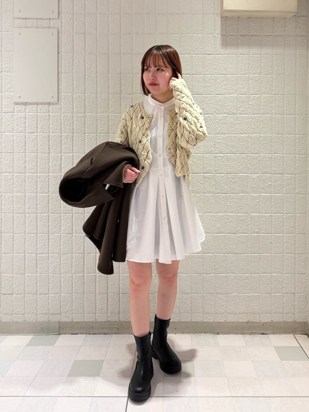 ブラウン系のその他アウター、ホワイト系のシャツ/ブラウス、ベージュ系のニット/セーターを着用したレディースの冬コーディネートの4枚目の写真