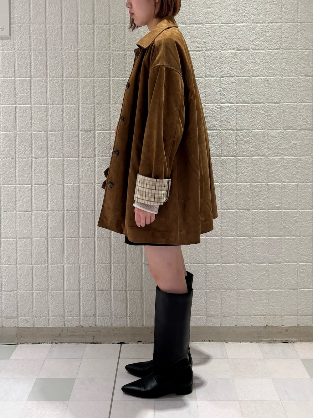 ホワイト系のニット/セーター、ブラック系のその他パンツ、ブラウン系のハンドバッグを着用したレディースの秋コーディネートの2枚目の写真