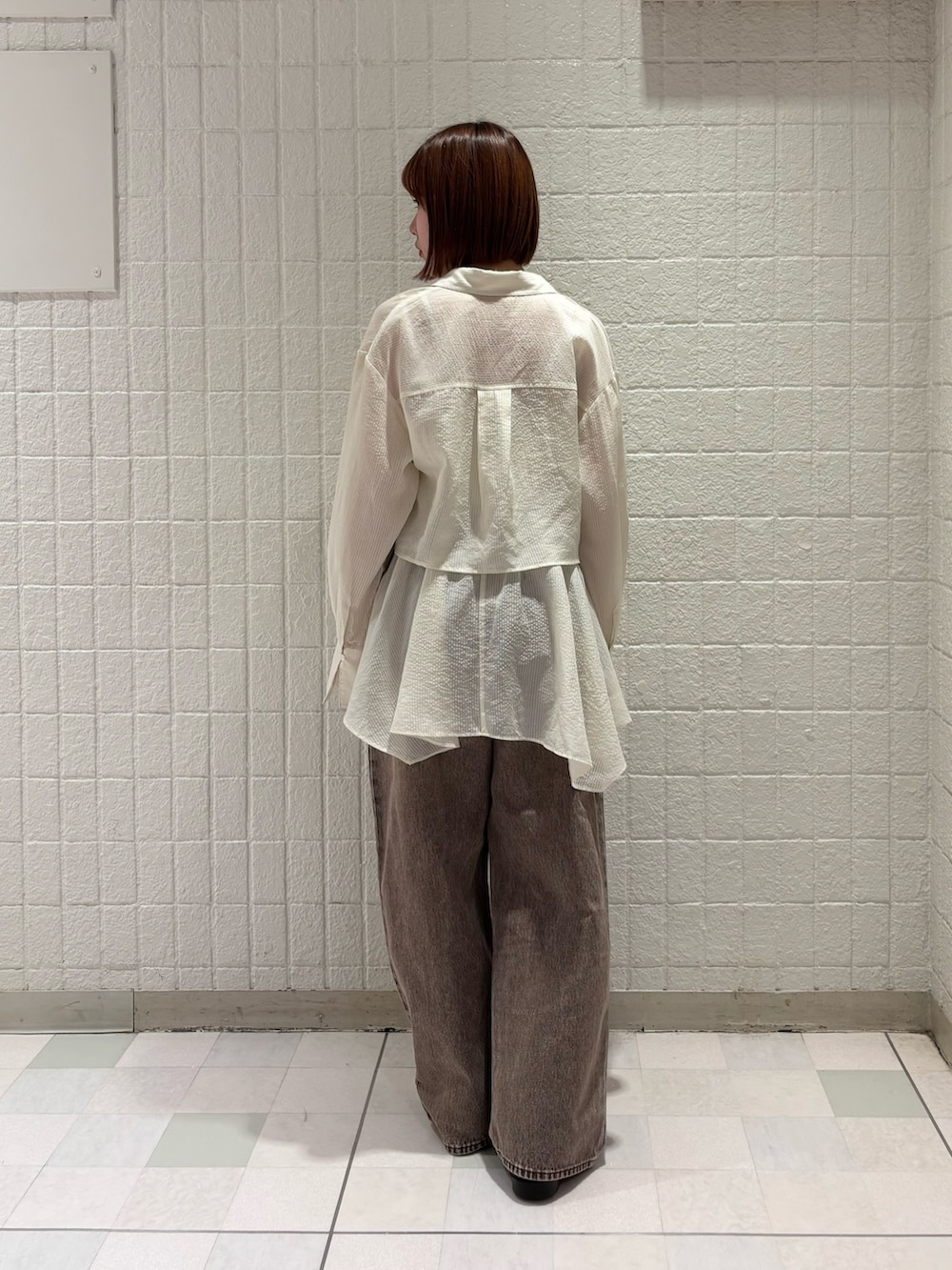 ホワイト系のシャツ/ブラウス、ブラウン系のデニムパンツ、ブラウン系のローファーを着用したレディースの冬コーディネートの3枚目の写真