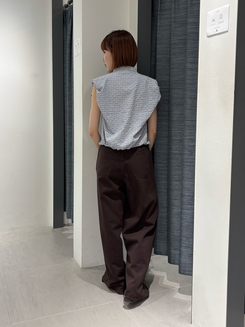 ブラウン系のサンダル、ブラウン系のその他パンツ、ブルー系のシャツ/ブラウスを着用したレディースの夏コーディネートの3枚目の写真